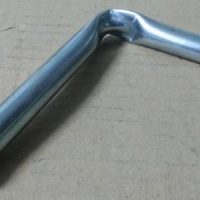 Llave metálica triángulo puertas (acodada)