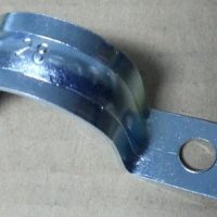 Grapa para tubo 28 mm